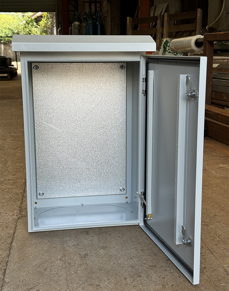 metal junction box.jpg